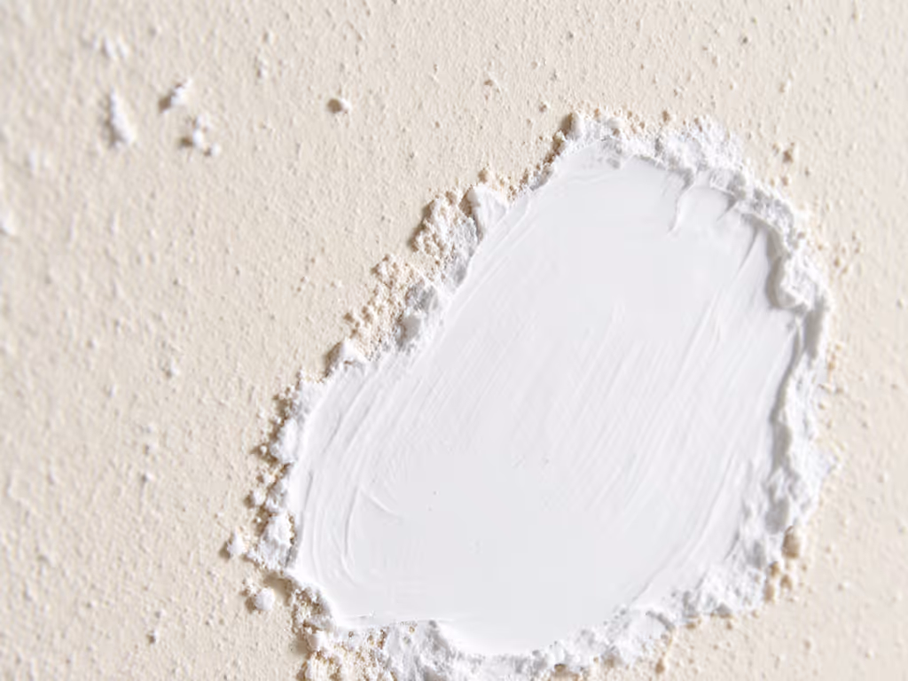 close-up_of_patched_plaster_hole_with_spackle